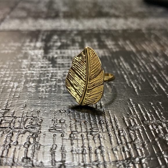 NWOT Size 7.25 Gold Tone Feather Leaf Ring! - Picture 2 of 5